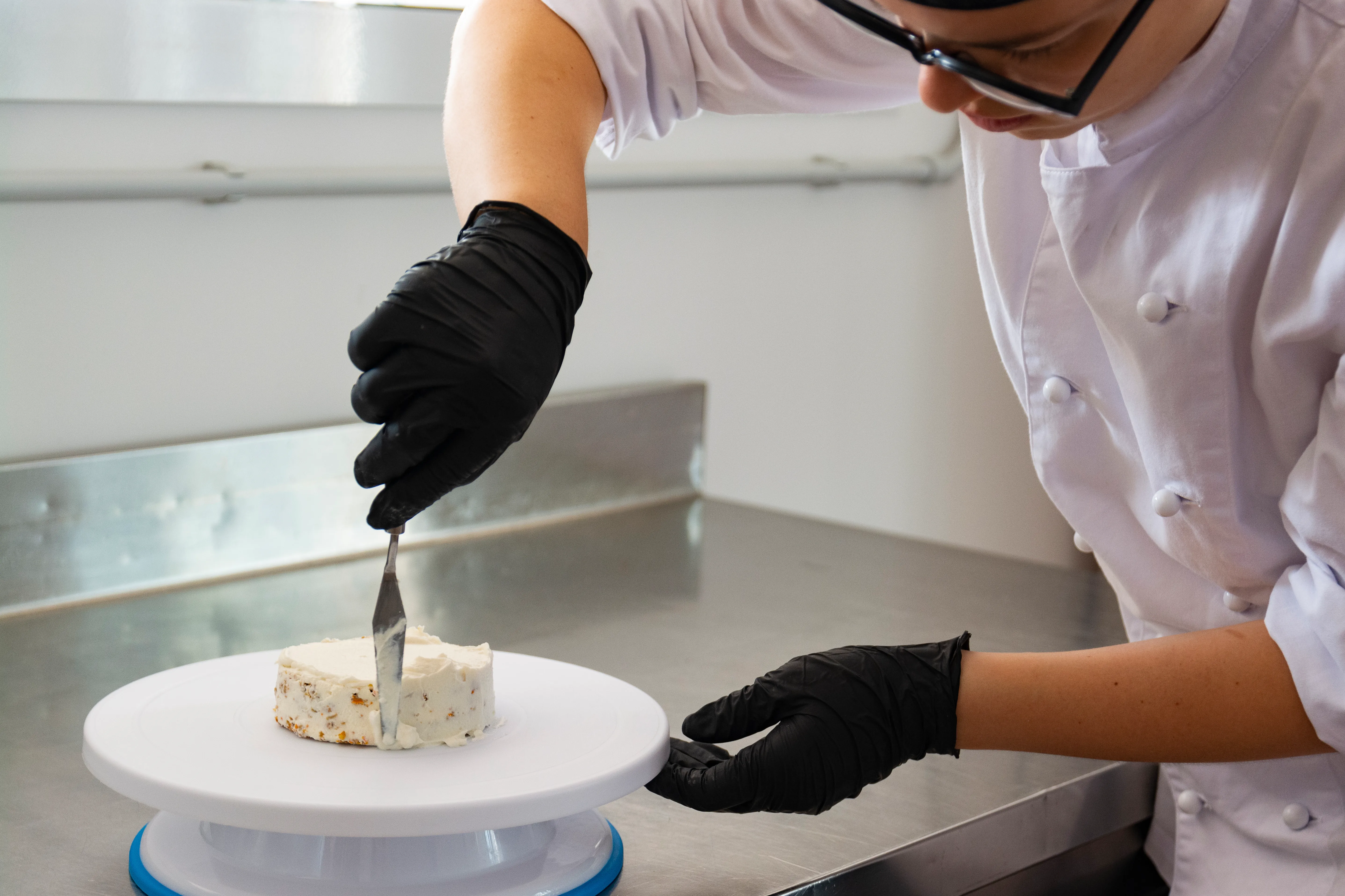 Laura mentre decora una torta nel suo laboratorio